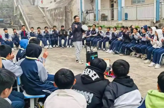 传来阵阵充溢节奏的“鼓声”孩子们手中的“乐器”是一张张普通的A4纸 传来阵阵充溢节奏的“鼓声”孩子们手中的“乐器”是一张张普通的A4纸