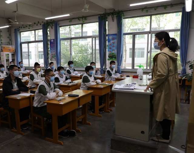 清晨的状态千差万别孩子们思想活跃渴望捧着书本沉溺阅览 清晨的状态千差万别孩子们思想活跃渴望捧着书本沉溺阅览