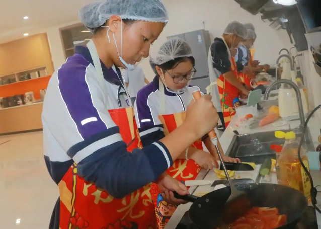 学校让“劳作最荣耀”的种子在每一个孩子心中生根发芽 学校让“劳作最荣耀”的种子在每一个孩子心中生根发芽