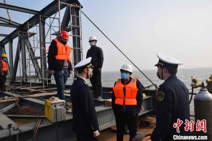 图为秦皇岛海事部门在现场了解复工复产过程中遇到的问题。 于鑫洋 摄 河北秦皇岛首个复工复产涉水旅游项目“赶春潮”