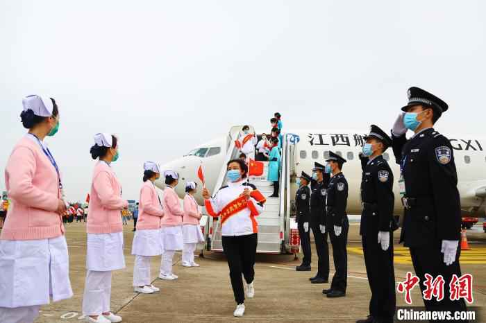3月23日下午,江西援助湖北随州医疗队队员走下飞机。 刘占昆 摄 369名队员凯旋!江西对口支援随州医疗防疫队返赣