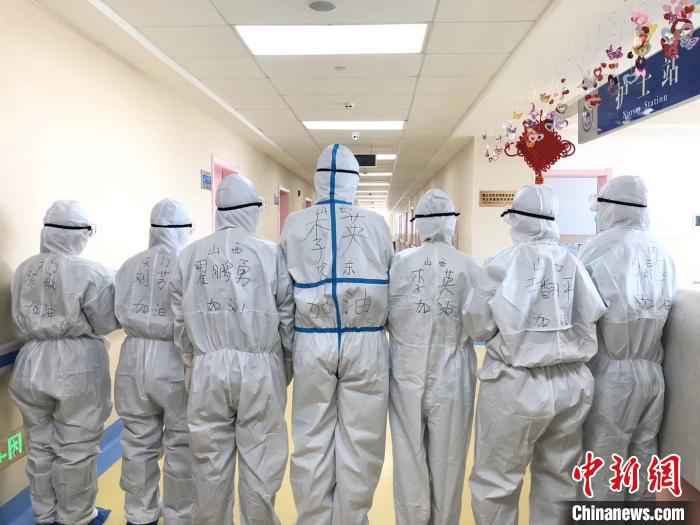 两地医护人员齐心协力共度难关。尹翻平供图 坚守天门的57个日夜
