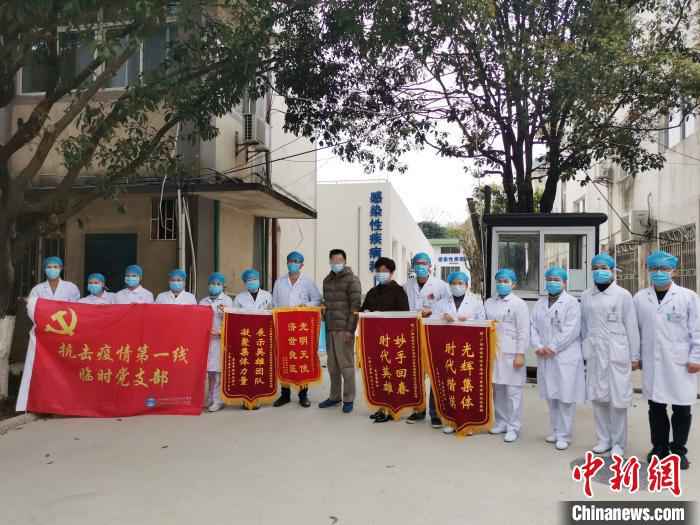 图为两名出院患者与感染性疾病科的医护人员合影留念。 张超群 摄 桂林一患者一度拒绝配合治疗 经心理疏导及治疗康复出院