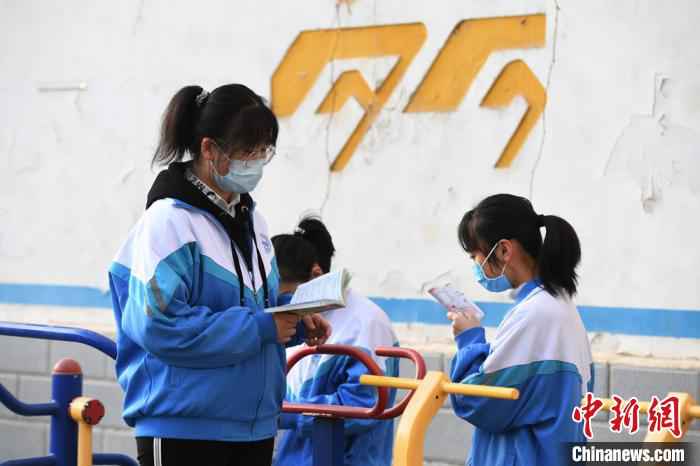 图为兰州中学生校园温习功课。(资料图) 杨艳敏 摄 甘肃强化“家校”协同共管 多措并举严防溺水事件