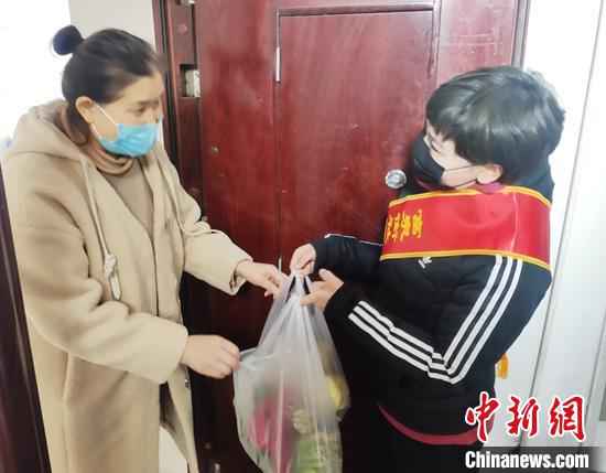 疫情期间,富泉街社区书记吾尔丽卡·阿布都拉(右)看望辖区居民。富泉街社区提供 抗疫故事:“疫”路有我 “邻里情”让居民更亲近